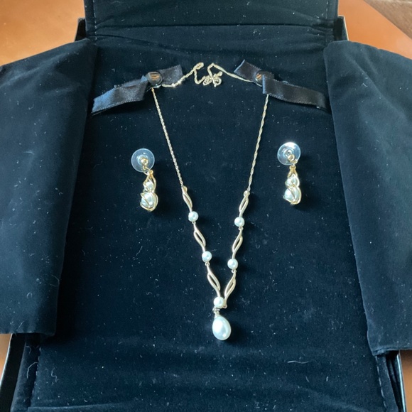 Gordon’s Jewelers 10k Gold and Cultured Pearl Necklace - Picture 3 of 6